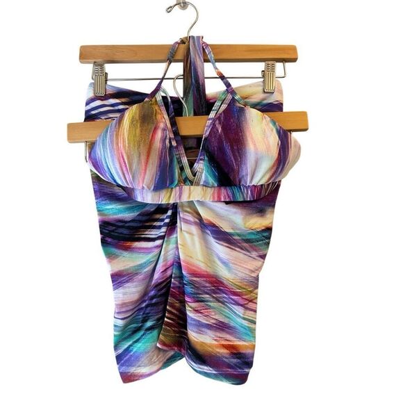 LiCi Fit Workout Set in Electric Sunset Butt scrunch Shorts and Halter Strappy B - Picture 4 of 16